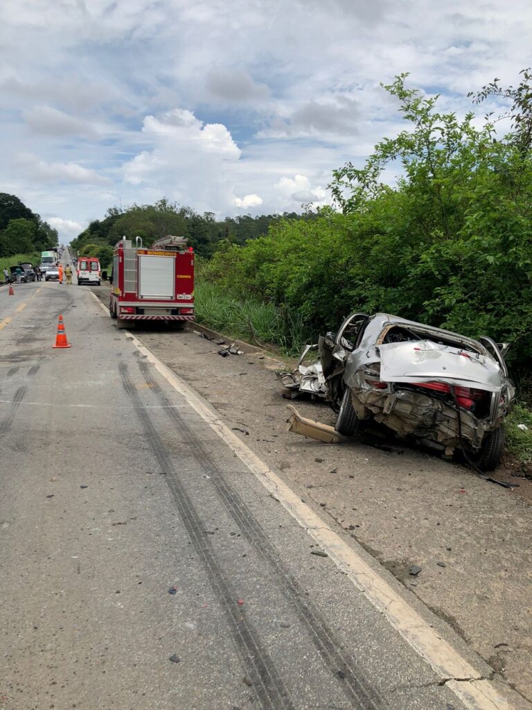 Homem morrre e três pessoas ficam feridas após acidente na BR-381, em Santana do Paraíso - Foto: Divulgação/CBMMG