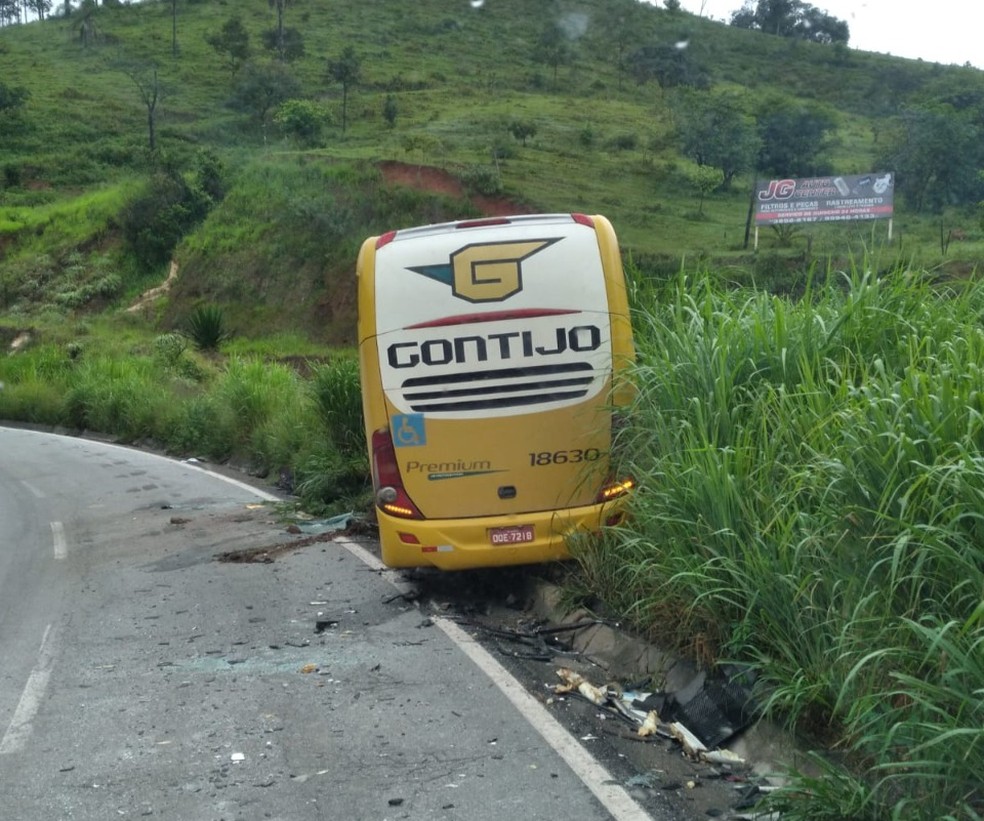 Grave acidente entre carreta, ônibus e carro deixa uma pessoa morta na BR-381, em São Gonçalo do Rio Abaixo - Foto: Reprodução/Redes Sociais