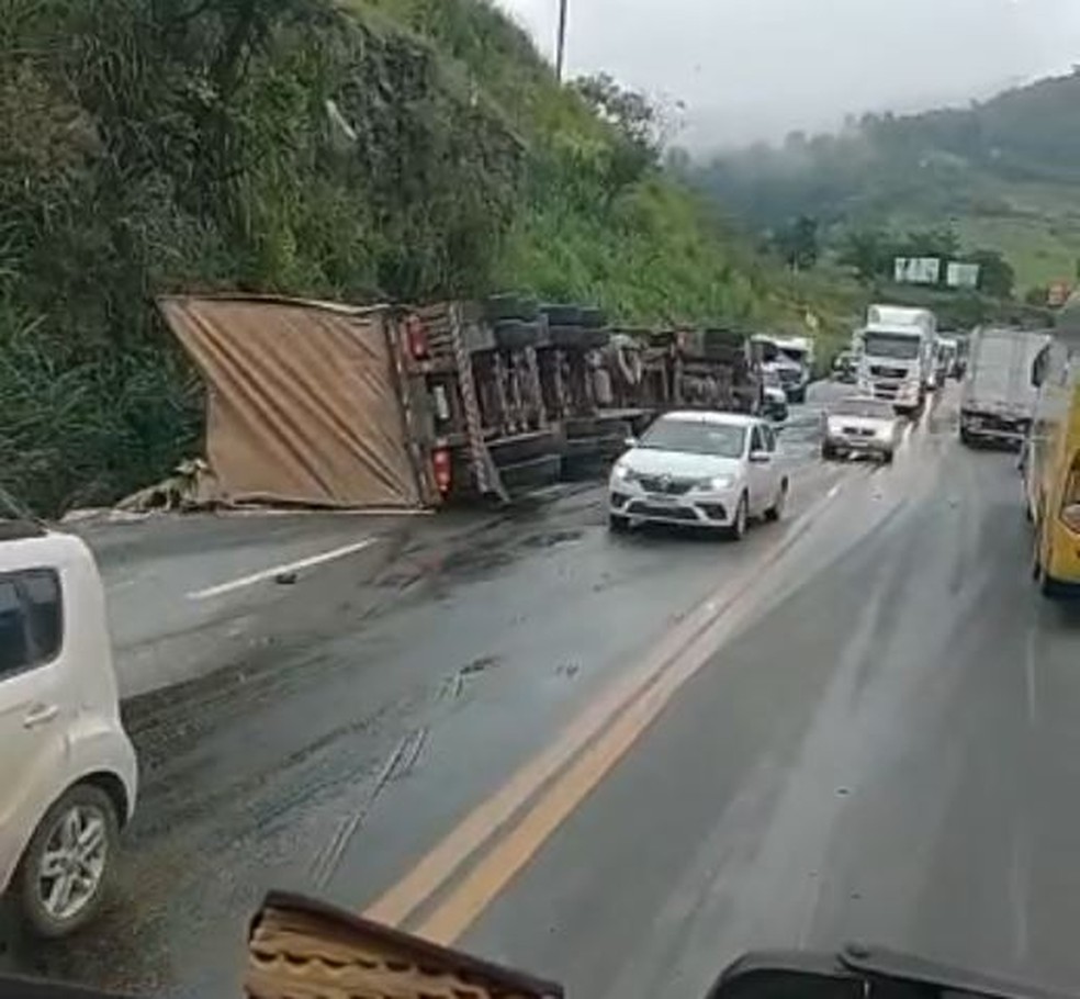 Grave acidente entre carreta, ônibus e carro deixa uma pessoa morta na BR-381, em São Gonçalo do Rio Abaixo - Foto: Reprodução/Redes Sociais