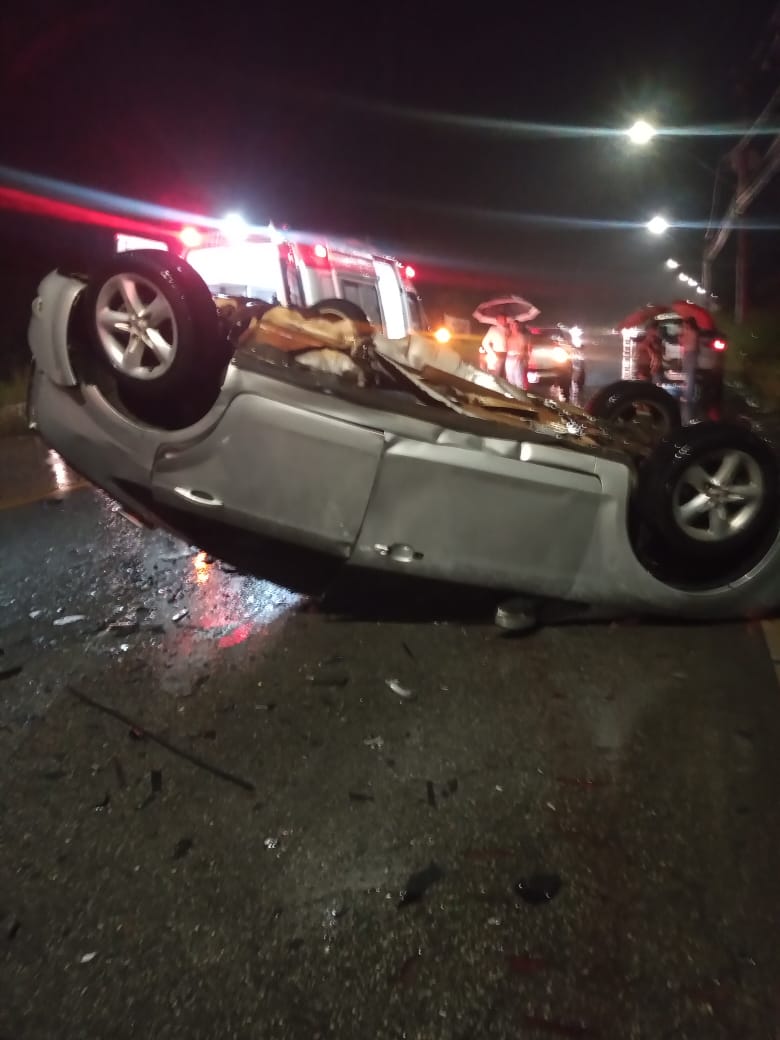 Duas pessoas morrem após colisão frontal entre carros na LMG-808, em Contagem - Foto: Divulgação/CBMMG