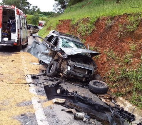 Quatro pessoas ficam feridas após acidente na MG-050, em Formiga - Foto: Reprodução/Redes Sociais