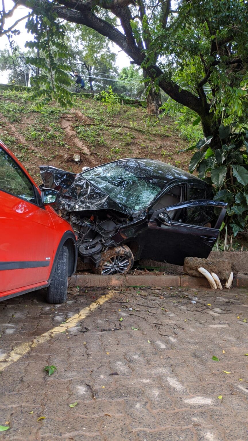 Carro cai de barranco e invade condomínio no bairro Havaí, em BH - Foto: Divulgação/CBMMG