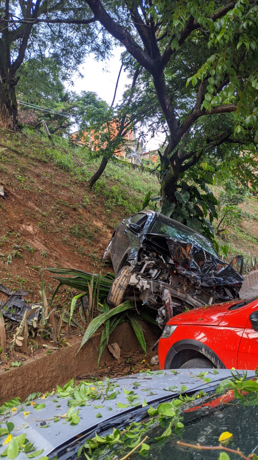 Carro cai de barranco e invade condomínio no bairro Havaí, em BH - Foto: Divulgação/CBMMG