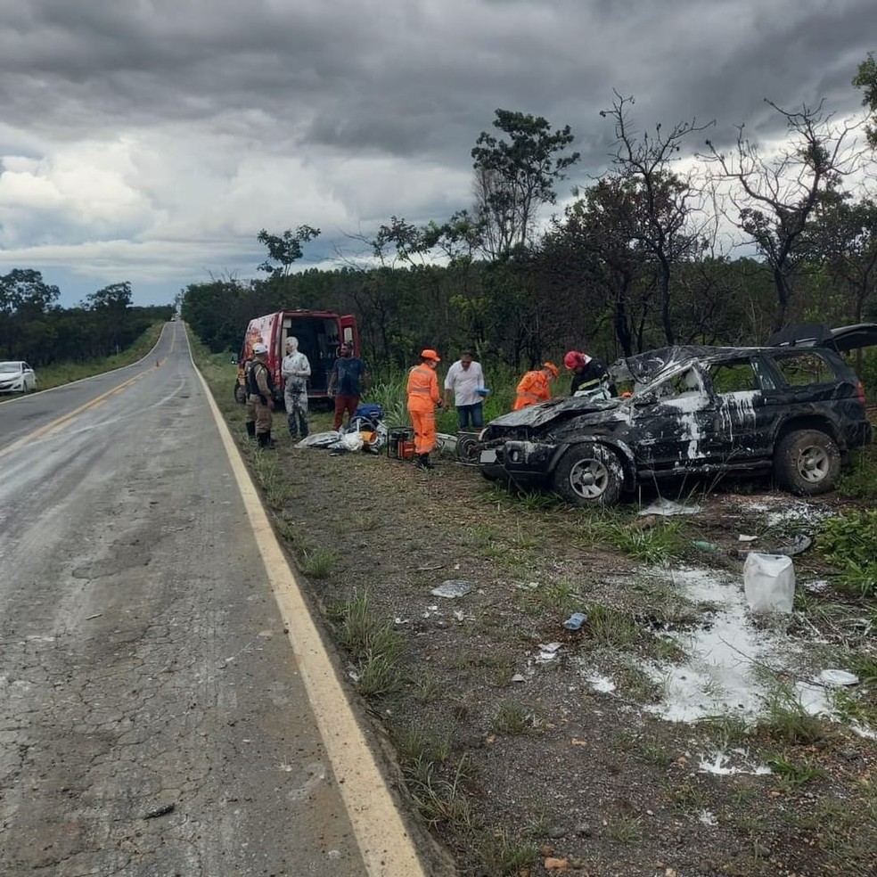 Duas pessoas ficam feridas após capotamento de carro na MGC-259, em Inimutaba - Foto: Divulgação/CBMMG