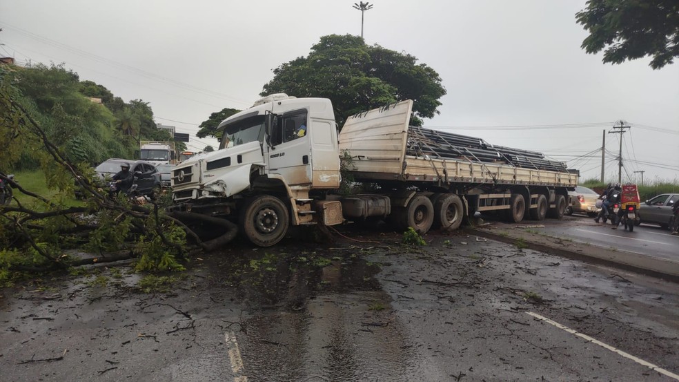 Acidente entre carreta interditada Via do Minério na Região do Barreiro, em BH - Foto: Divulgação/PMMG