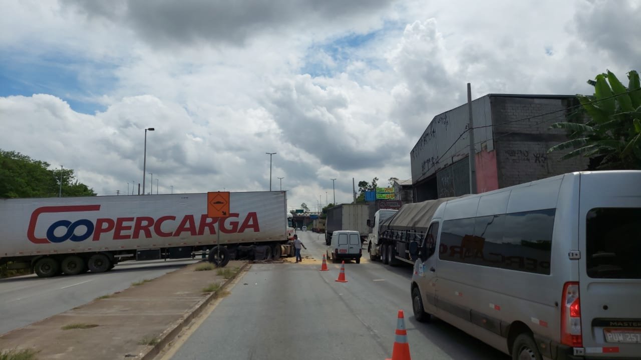 Carreta desgovernada atinge veículos e fecha trânsito na Via Expressa, em Contagem - Foto: Divulgação/Transcon