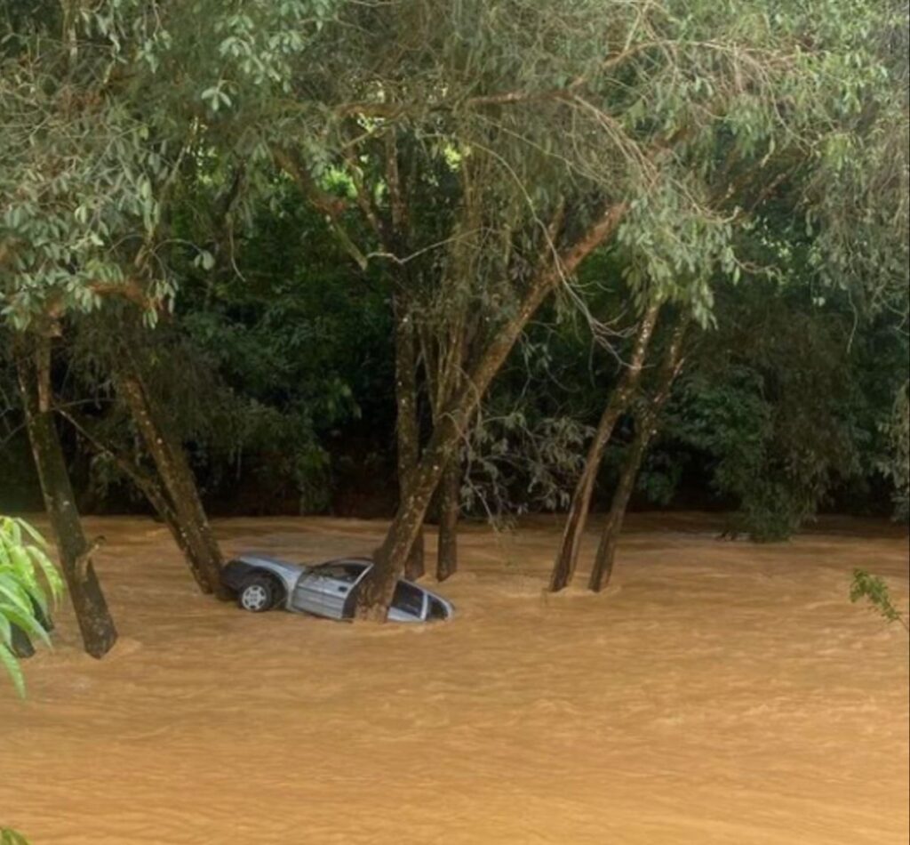 Mulher morre após abandonar carro e ser arrastado por enchente em Cataguases - Foto: Divulgação/CBMMG