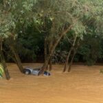 Mulher morre após abandonar carro e ser arrastado por enchente em Cataguases - Foto: Divulgação/CBMMG