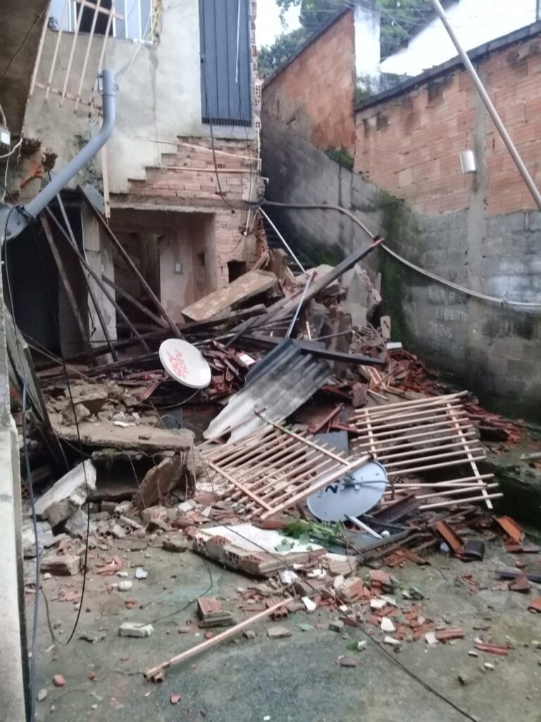 Parte de casa desaba no bairro Aparecida, em BH - Foto: Reprodução/Redes Sociais