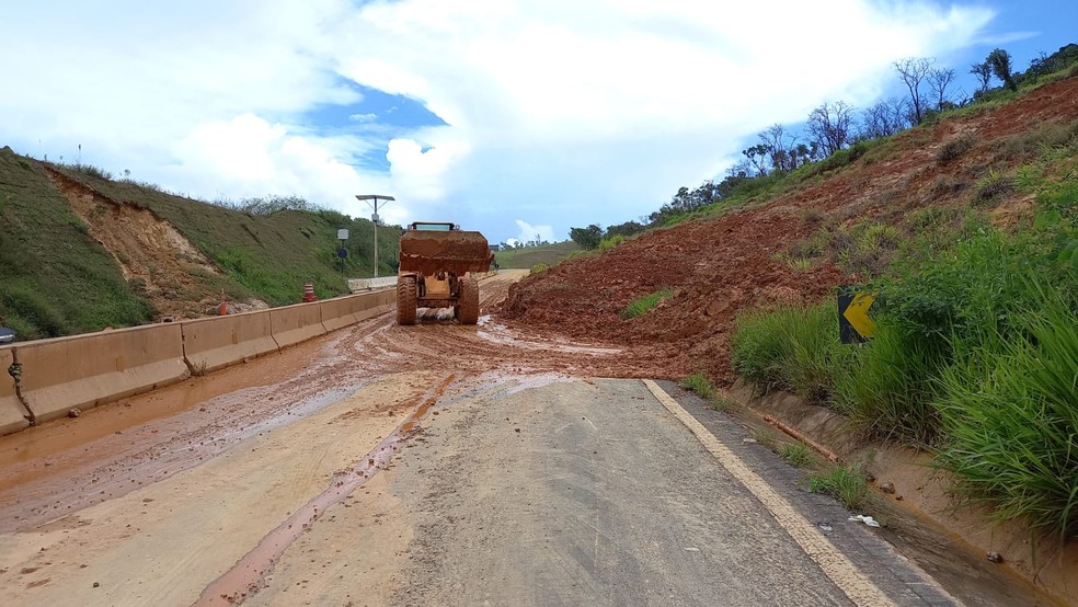 Deslizamento de terra deixa trânsito parcialmente interditado na BR-146 em Serra do Salitre - Foto: Divulgação/PMRv