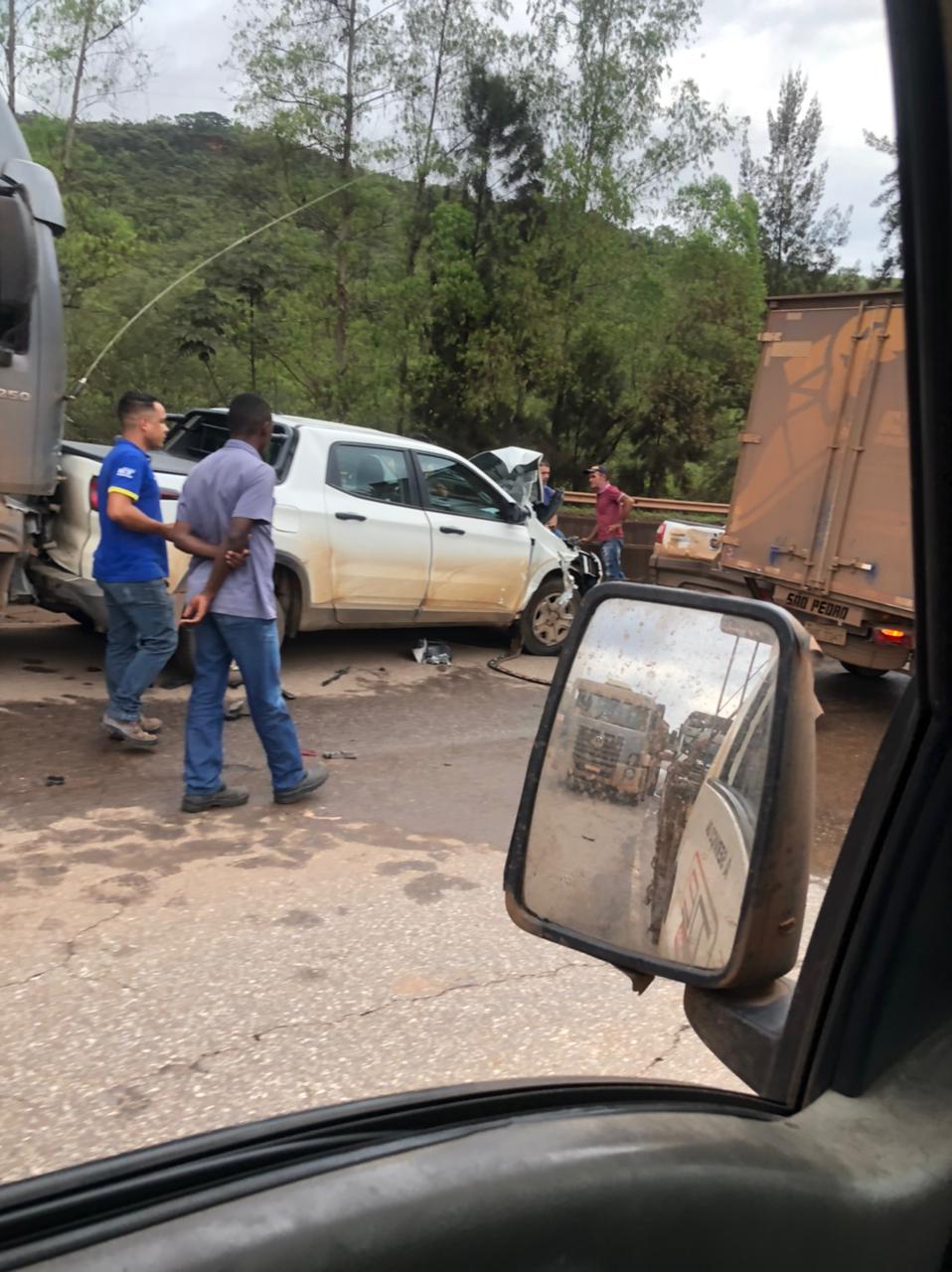 Engavetamento entre carros e caminhão deixa trânsito lento na BR-040 em Itabirito - Foto: Reprodução/Redes Sociais