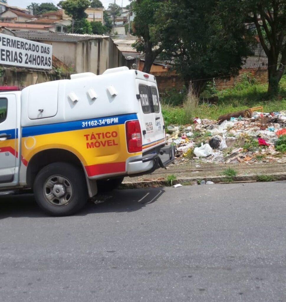 Feto é encontrado enterrado dentro de sacola em lote no bairro Bonfim, em BH - Foto: Divulgação/Polícia Militar