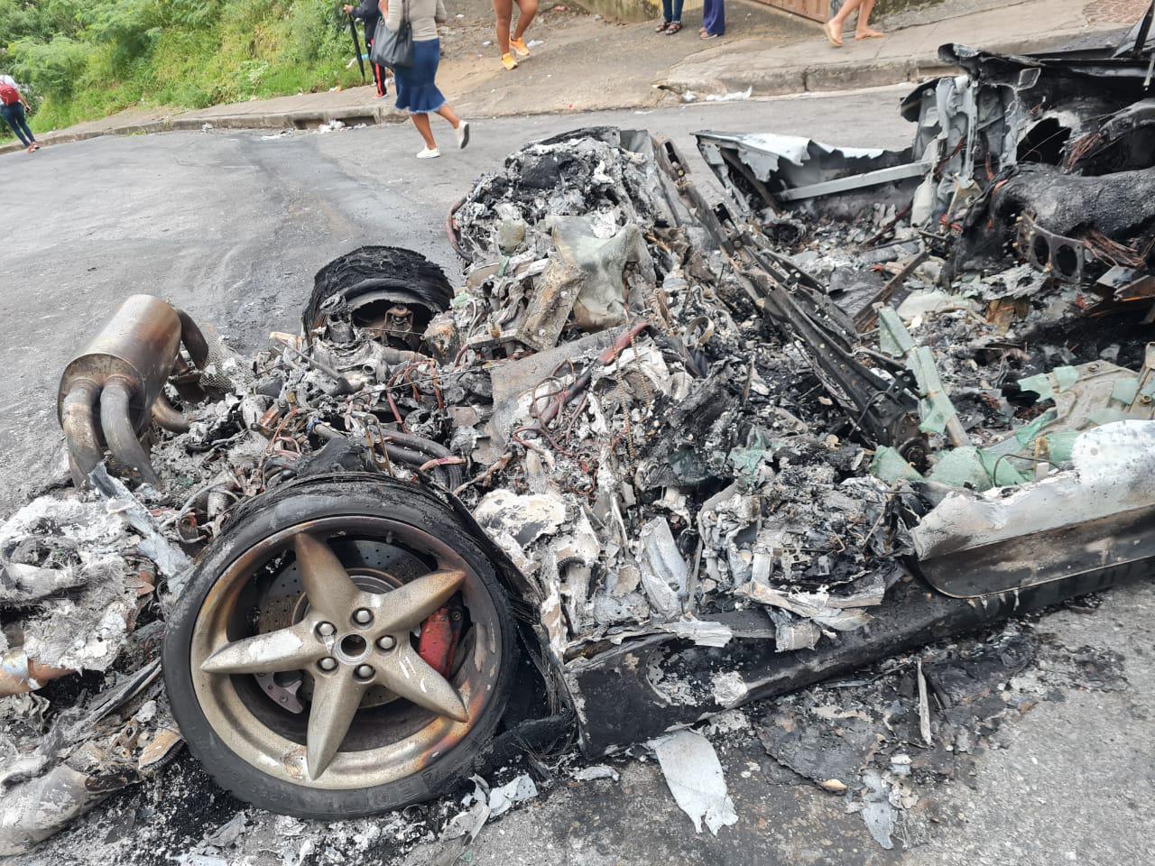 Ferrari pega fogo e explode no Aglomerado da Serra em Belo Horizonte - Foto: Reprodução/Redes Sociais