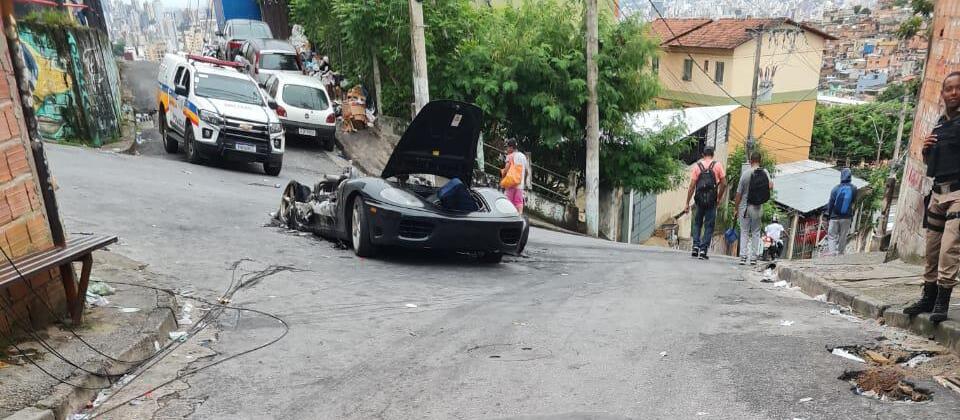 Ferrari pega fogo e explode no Aglomerado da Serra em Belo Horizonte - Foto: Reprodução/Redes Sociais