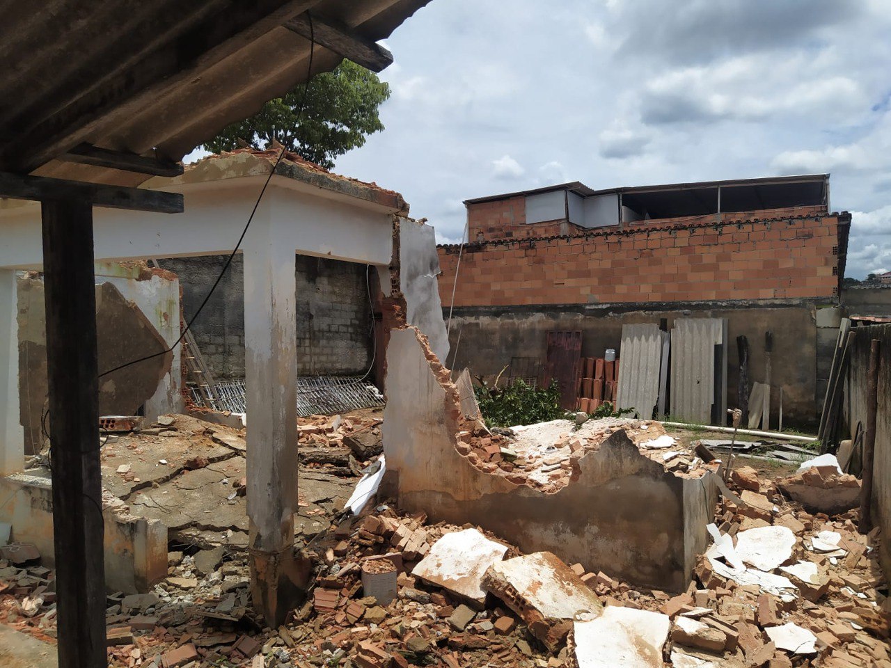 Homem morre após cair de laje no bairro Mantiqueira, na Região de Venda Nova, em BH - Foto: Divulgação/CBMMG