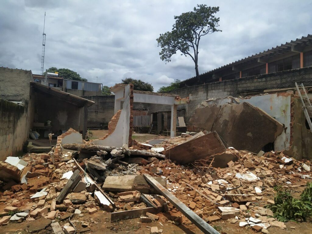Homem morre após cair de laje no bairro Mantiqueira, na Região de Venda Nova, em BH - Foto: Divulgação/CBMMG