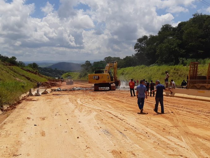 Obras emergencial fecha totalmente a BR-381, em Bom Jesus do Amparo - Foto: Divulgação/PRF