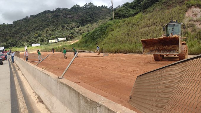 Obras emergencial fecha totalmente a BR-381, em Bom Jesus do Amparo - Foto: Divulgação/PRF