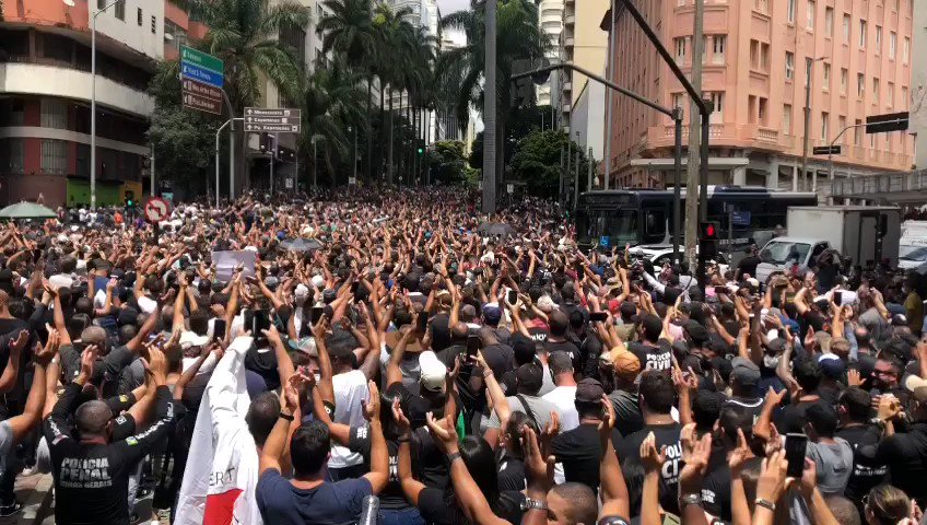 Servidores da segurança protestam contra o Governo de Minas no Centro de BH - Foto: Reprodução/Twitter/Leandro Fernandes