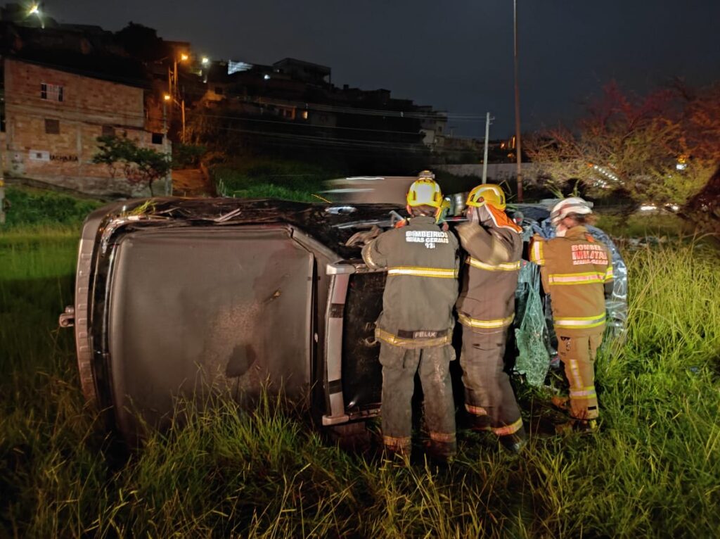 Motorista fica ferido após carro capotar na Via Expressa, em Contagem - Foto: Divulgação/CBMMG