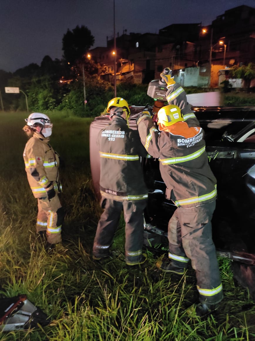 Motorista fica ferido após carro capotar na Via Expressa, em Contagem - Foto: Divulgação/CBMMG