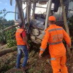 Três trabalhadores rurais ficam feridos após ônibus cai em ribanceira na BR-491, em Guaranésia - Foto: Divulgação/Corpo de Bombeiros