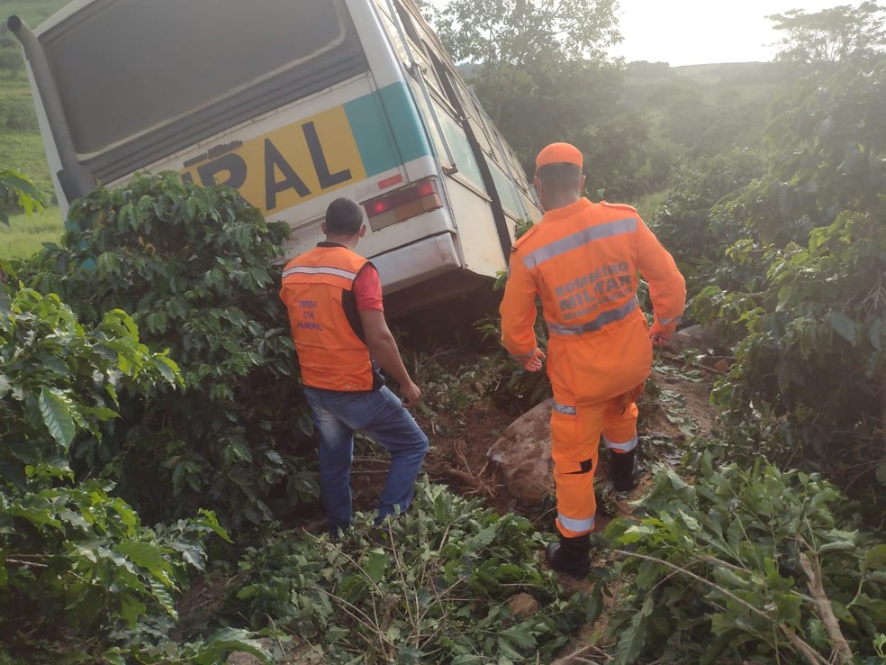 Três trabalhadores rurais ficam feridos após ônibus cai em ribanceira na BR-491, em Guaranésia - Foto: Divulgação/Corpo de Bombeiros