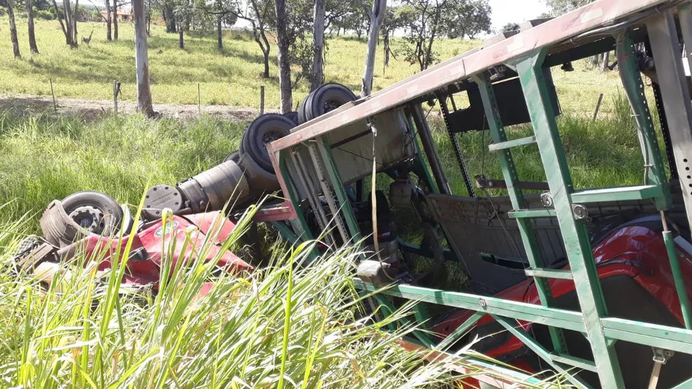 Homem morre após carro bater de frente com cegonheira na BR-135 em Curvelo - Foto: Divulgação/Polícia Militar Rodoviária