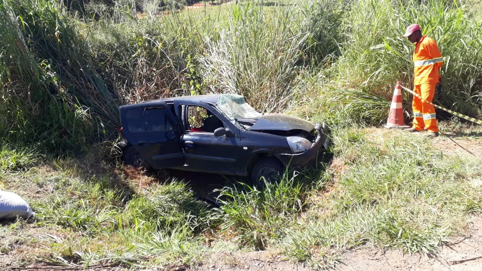 Homem morre após carro bater de frente com cegonheira na BR-135 em Curvelo - Foto: Divulgação/Polícia Militar Rodoviária