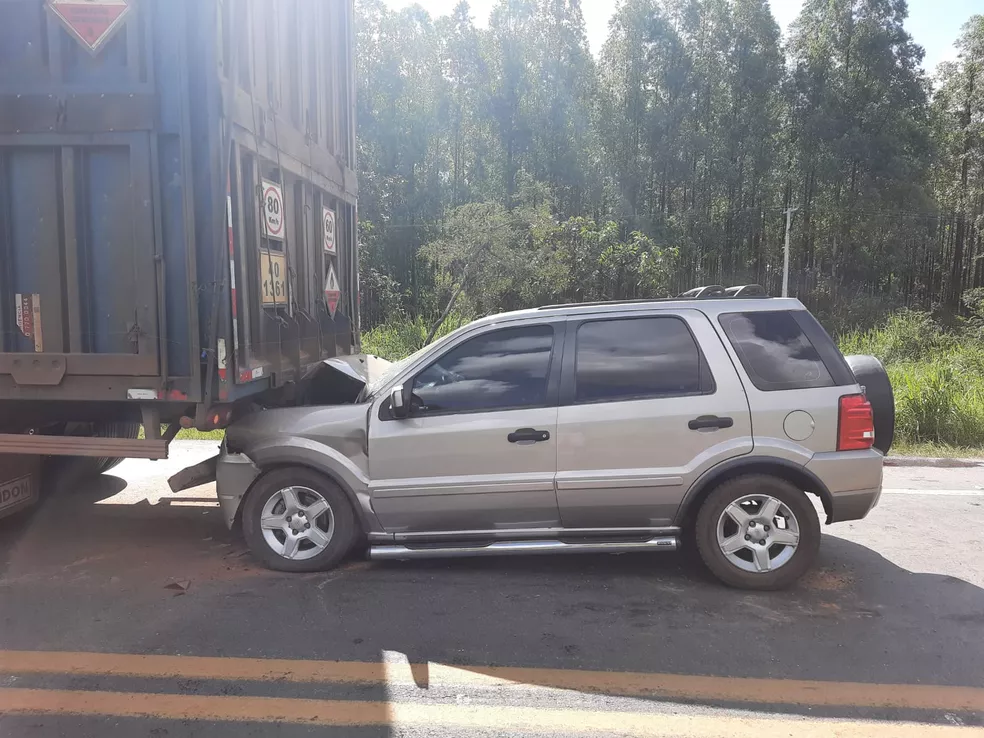 Três pessoas ficam feridas após acidente entre carro e caminhão na BR-135, em Curvelo - Foto: Divulgação/Polícia Militar Rodoviária