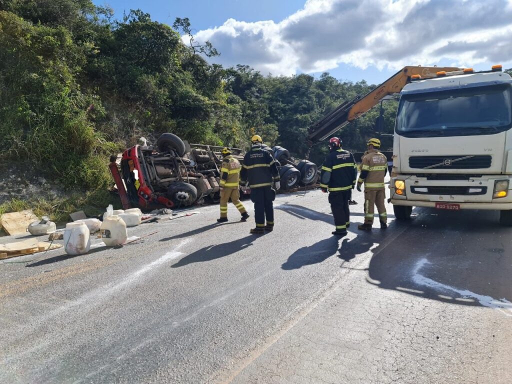 Homem morre e outro fica ferido após caminhão de carga química tombar na BR-251, em Francisco Sá - Foto: Divulgação/CBMMG