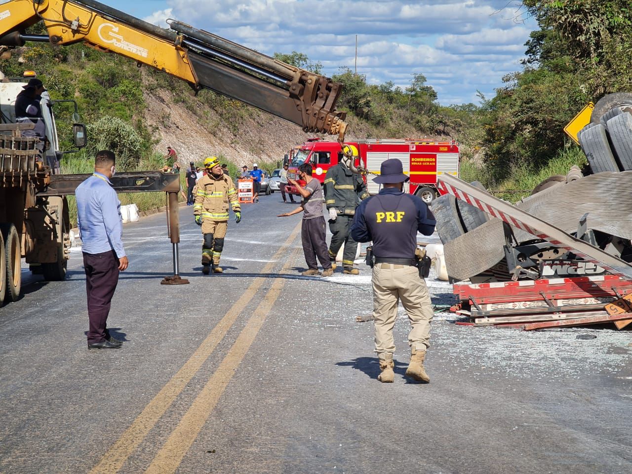 Homem morre e outro fica ferido após caminhão de carga química tombar na BR-251, em Francisco Sá - Foto: Divulgação/CBMMG