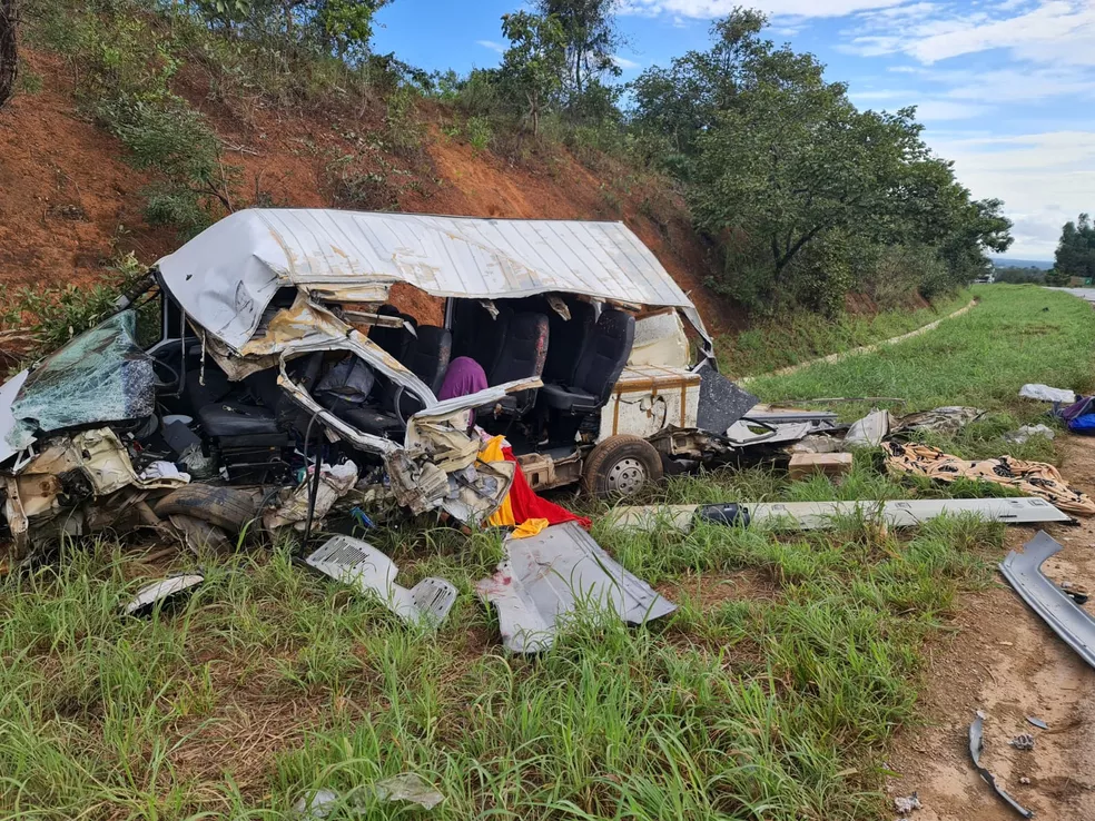 Batida entre van e ônibus deixa dois mortos e 10 feridos na BR-251 no Norte de Minas - Foto: Divulgação/Corpo de Bombeiros