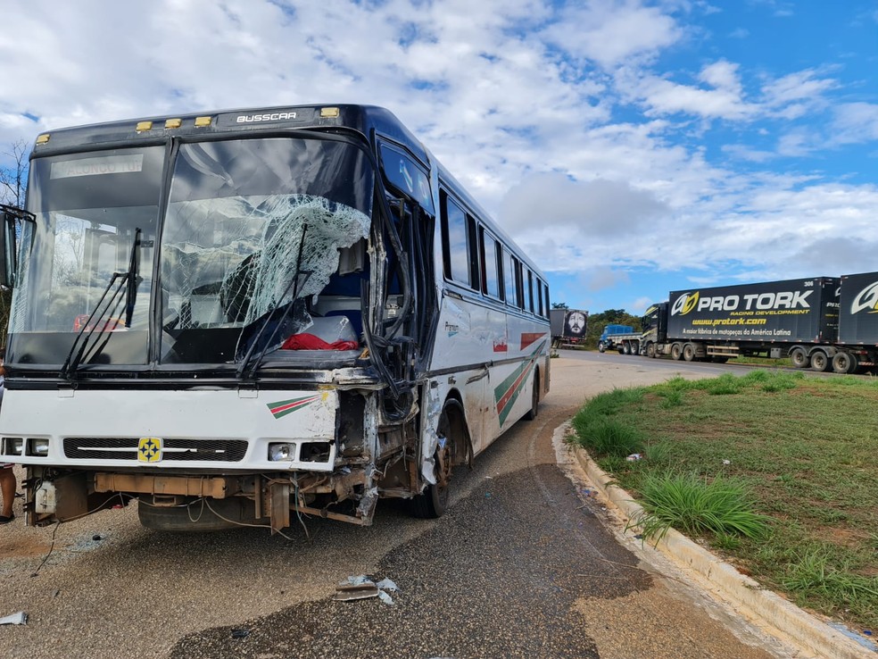 Batida entre van e ônibus deixa dois mortos e 10 feridos na BR-251 no Norte de Minas - Foto: Divulgação/Corpo de Bombeiros