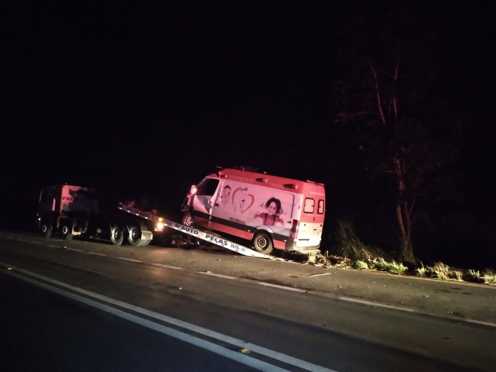 Acidente entre ambulância e caminhonete deixa três pessoas feridas na BR-251, em Unaí - Foto: Polícia Rodoviária Federal/Divulgação