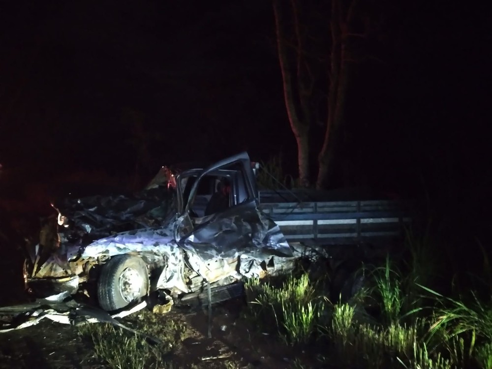 Acidente entre ambulância e caminhonete deixa três pessoas feridas na BR-251, em Unaí - Foto: Polícia Rodoviária Federal/Divulgação