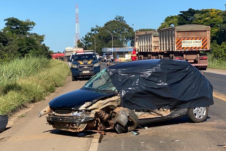 Motorista morre após colisão frontal entre carro e caminhão na BR-262, em Araxá - Foto: Divulgação/PRF