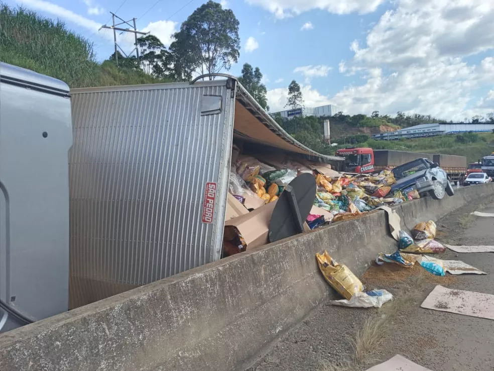 Homem fica ferido após carreta tomba após bater em carro na BR-262 em Pará de Minas - Foto: Divulgação/Triunfo Concebra