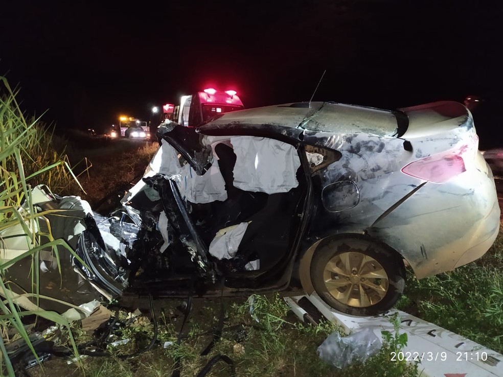 Homem morre após bater carro de frente com carreta na BR-262, em Perdizes - Foto: Divulgação/PRF