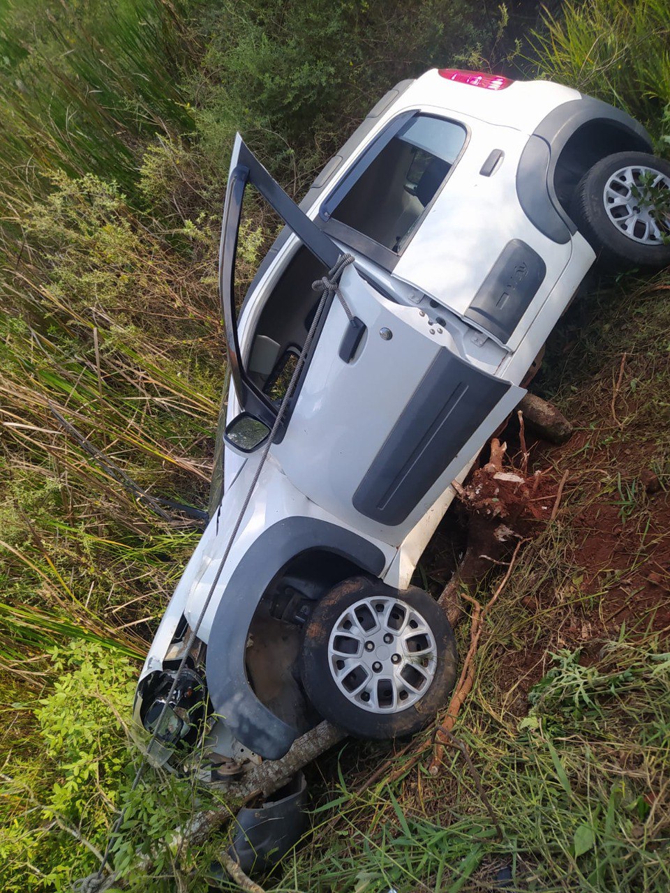 Motorista fica ferida após acidente com carro na BR-267, em Serrania - Foto: Divulgação/Corpo de Bombeiros
