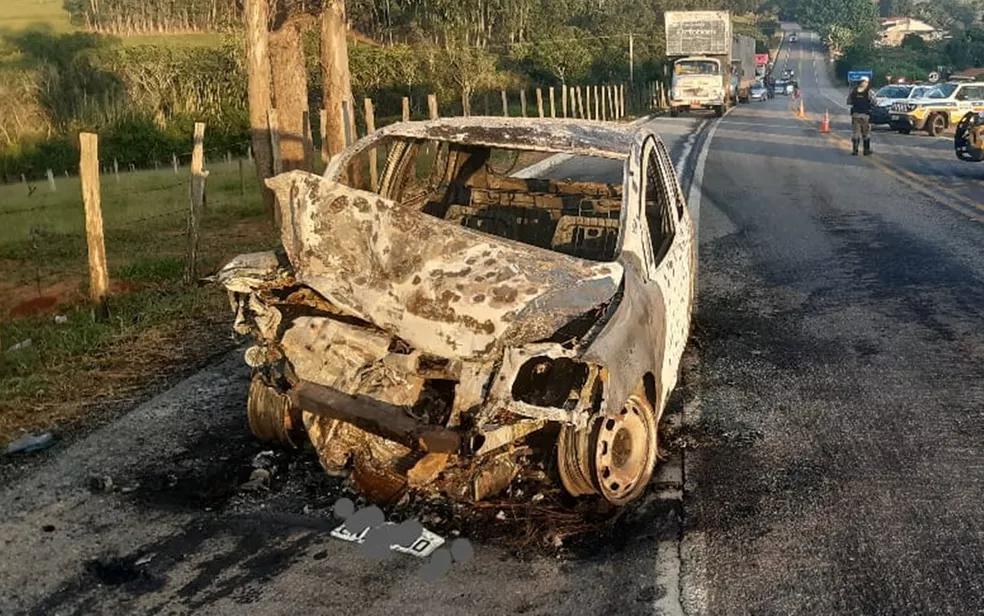 Homem morre carbonizado após colisão entre dois carros na BR-459, em Pouso Alegre - Foto: Divulgação/Polícia Militar