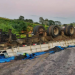 Caminhão tomba e interdita parcialmente pistas na MG-290, em Ouro Fino, no Sul de Minas - Foto: Reprodução/Redes Sociais