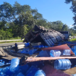 Pai e filho ficam feridos após acidente de caminhão na BR-135, em Buenópolis - Foto: Divulgação/Polícia Militar Rodoviária