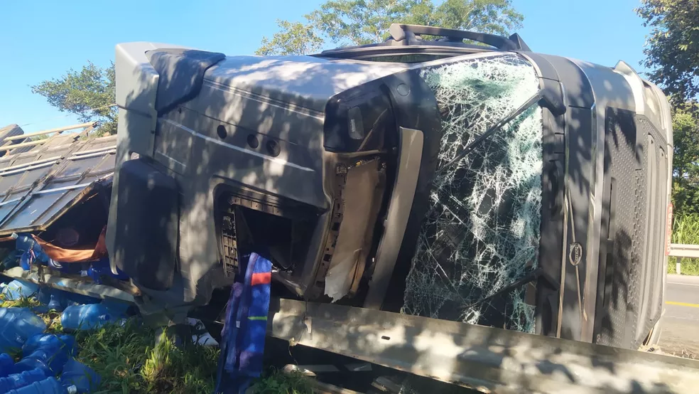 Pai e filho ficam feridos após acidente de caminhão na BR-135, em Buenópolis - Foto: Divulgação/Polícia Militar Rodoviária