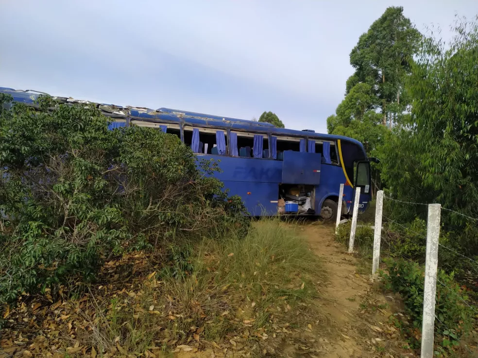 Grave acidente com ônibus mata mulher e quatro pessoas ficam feridas na BR-251, em Curral de Dentro - Foto: Divulgação/Samu