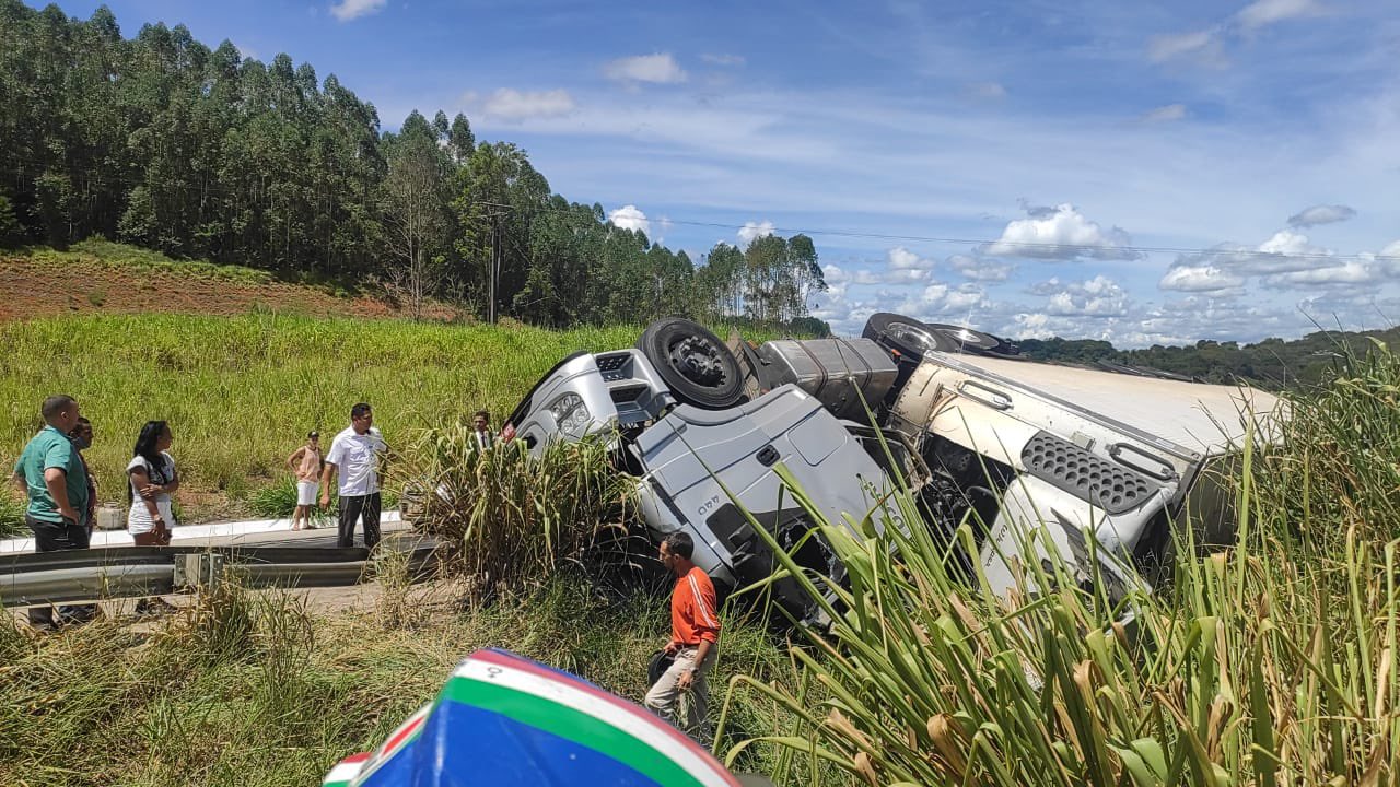 Motorista morre após carreta tombar na BR-381, entre Itabira e Bom Jesus do Amparo - Foto: Reprodução/Redes Sociais