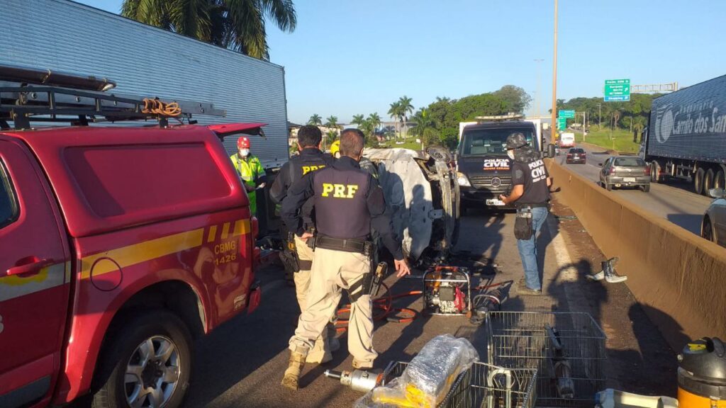 Carro bateu em mureta de proteção antes de explodir e pega fogo - Foto: Divulgação/CBMMG