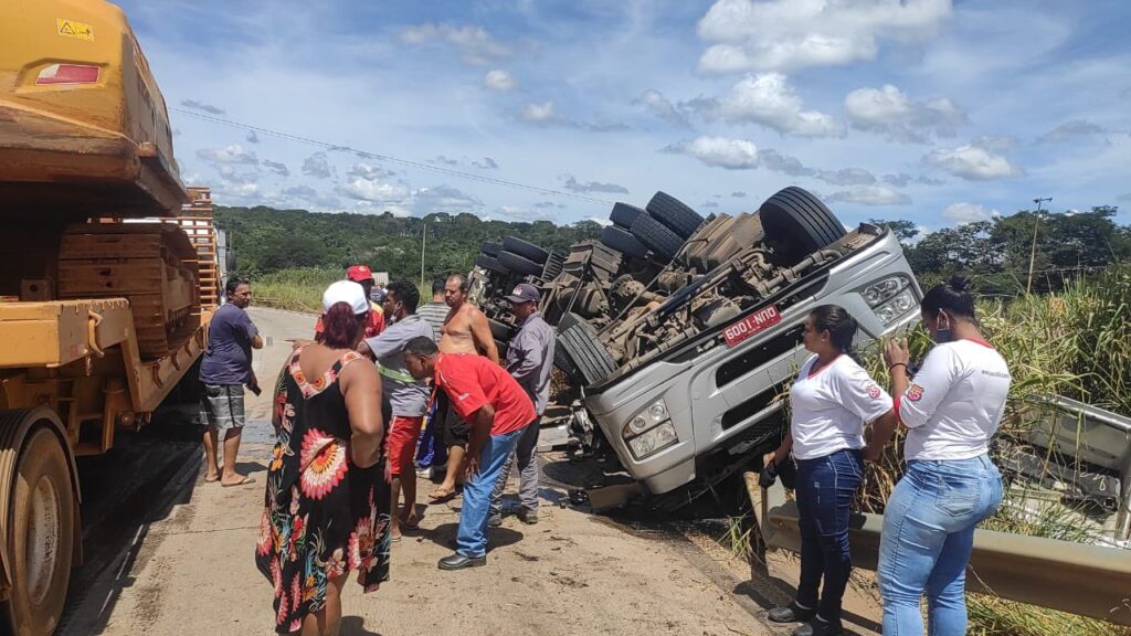 Motorista morre após carreta tombar na BR-381, entre Itabira e Bom Jesus do Amparo - Foto: Reprodução/Redes Sociais