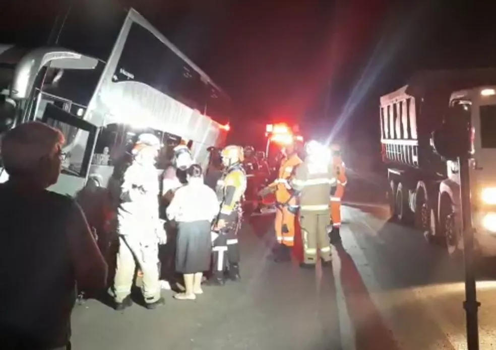 Passageiros ficam feridos após ônibus sair da pista da BR-381, em Sabará - Foto: Reprodução/Redes Sociais