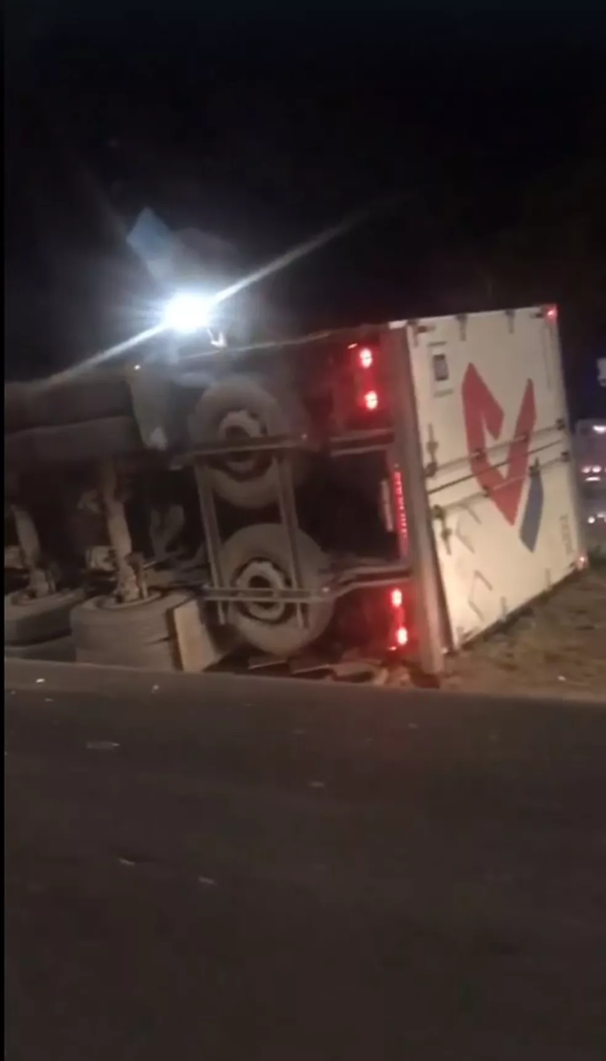 Caminhão carregada de cerveja capota após batida no Anel Rodoviário, no bairro Caiçara, em BH - Foto: Reprodução/Redes Sociais